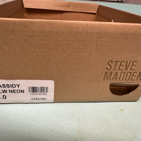 STEVE MADDEN CASSIDY YELLOW NEON PUMPS SIZE 6-NEVER WORN - Picture 3 of 6